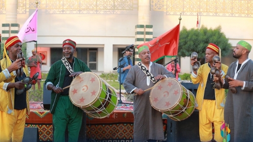 أجواء احتفالية تسبق حفل افتتاح المهرجان