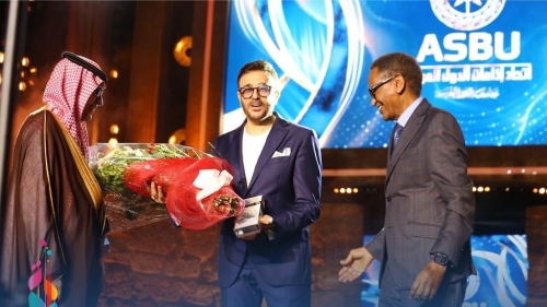  المهرجان يكرّم الفنان صابر الرباعي